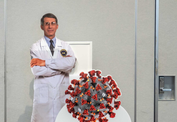 Figura dr Anthony Fauciego, będąca elementem promocji szczepień