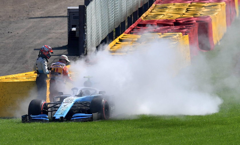 Gdy tylko pojawił się dym, Kubica zareagował błyskawicznie.