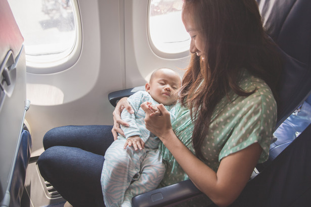 Lot samolotem z dzieckiem jest prawdziwym wyzwaniem