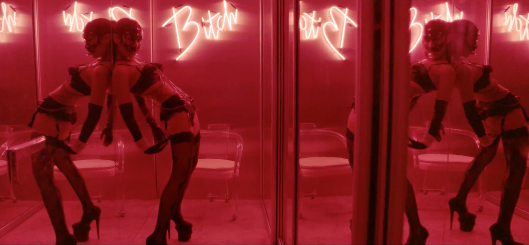 Kadry z klipu 'Work B**ch!'