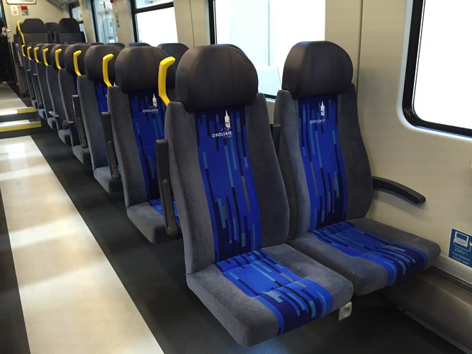 Każdy z zamówionych składów składa się z trzech członów. W wystroju wnętrza dominują kolory granatowy i szary – tak zażyczył sobie samorząd. Składy są niskopodłogowe. Zostały wyposażone w klimatyzację i wi-fi, a pod fotelami znajdują się gniazdka elektryczne, np. do ładowania laptopów. Pociągi są w stanie wozić pasażerów z prędkością do 160 km/h.