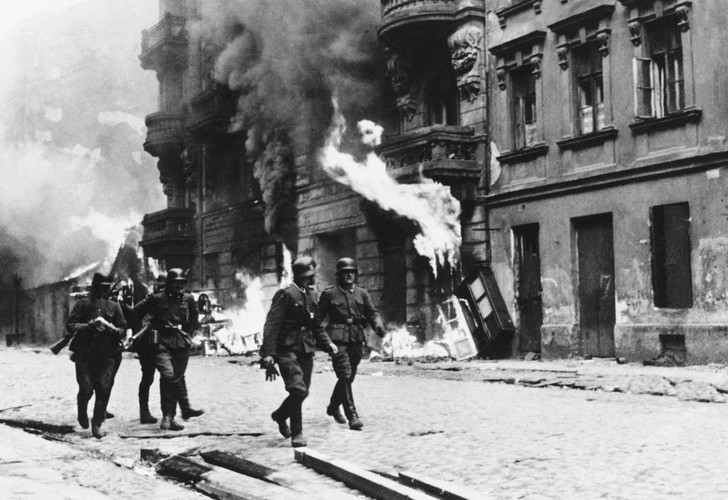 Fotografia z raportu generała SS Jürgena Stroopa dokumentującego likwidację getta w Warszawie