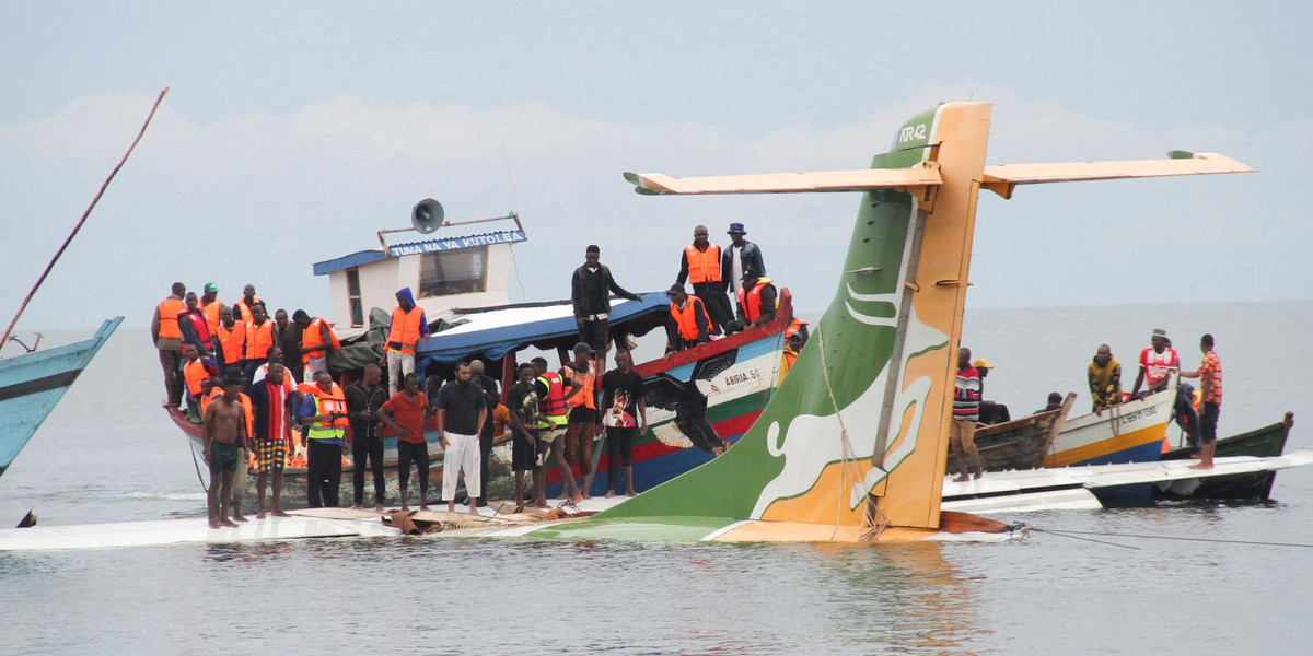 Samolot pasażerski rozbił się w jeziorze Wiktorii.