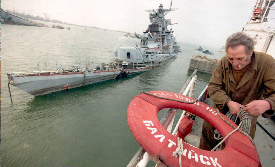 Na wpół zatopiony rosyjski okręt wojenny w porcie Bałtijsk w Kaliningradzie w Rosji w grudniu 1994 r.