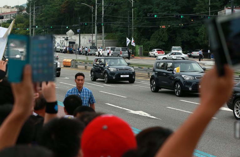 Kia Soul. Franciszek podczas wizyty w Korei Południowej przez opuszczone szyby miejskiego auta pozdrawiał pielgrzymów
