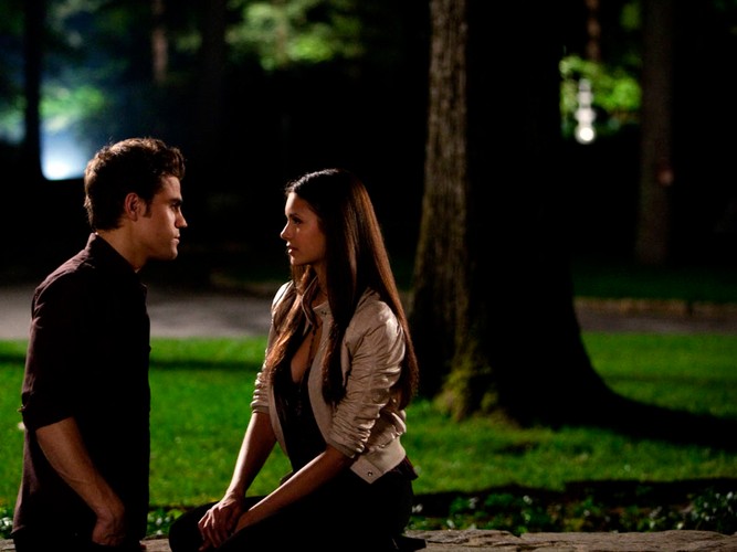 Elena poznaje nowego w mieście, tajemniczego Stefana Salvatore