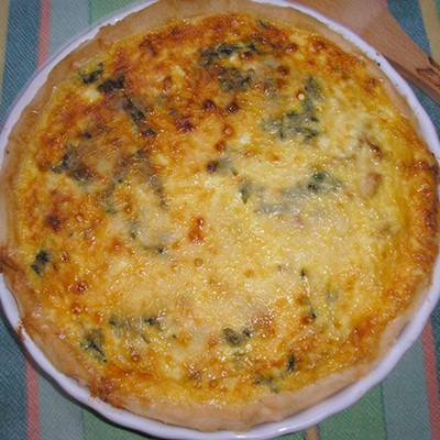 Csirkemelles quiche (sós pite) morzsolt túróval és póréhagymával