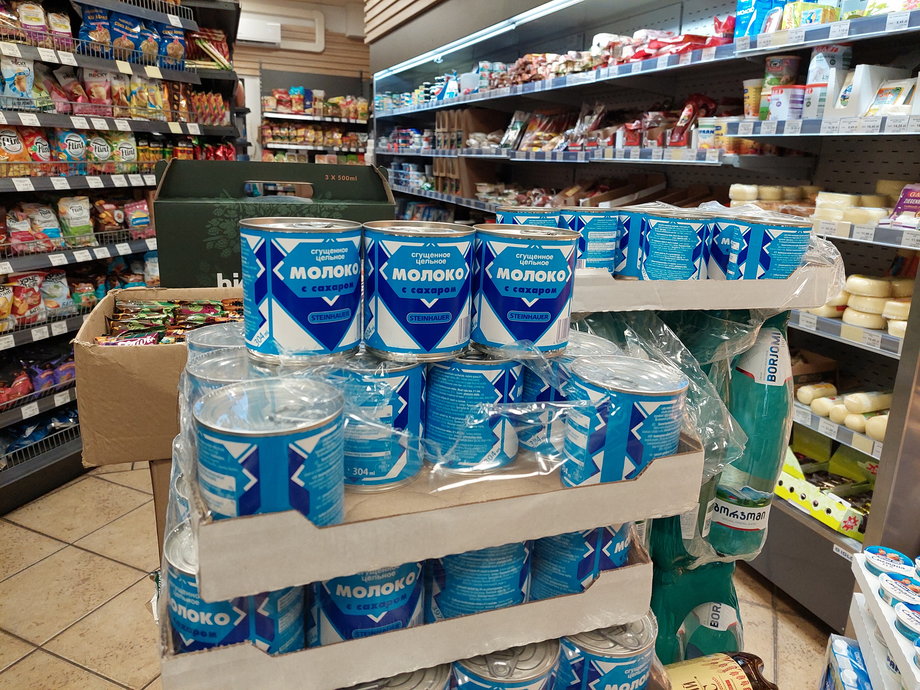 Zagęszczone mleko to jeden z produktów, który jest szczególnie popularny wśród Ukraińców. Wchodząc do sklepu, praktycznie nie da się nie zauważyć puszek z tym specjałem.