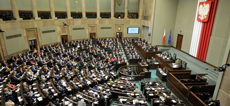 Posłowie uchwalili prezydencką ustawę o SN. Wcześniej bardzo burzliwe posiedzenie Sejmu