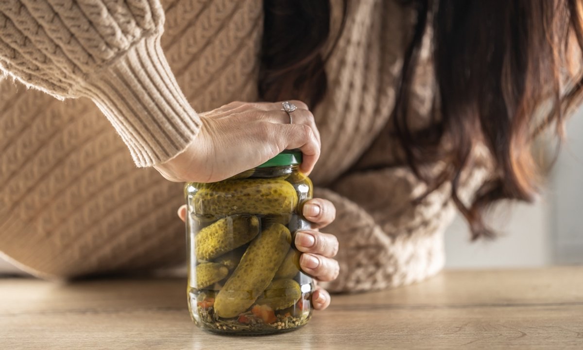 Nie musisz już podważać zakrętki. Tak odkręcisz wieczko bez wysiłku