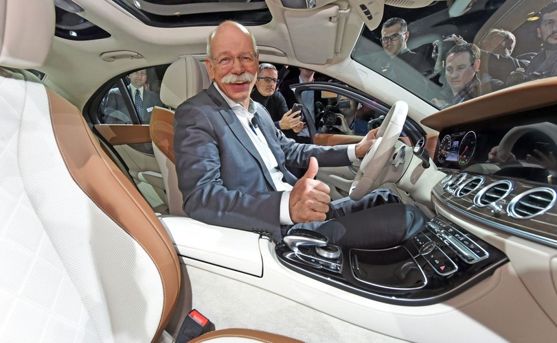 Dieter Zetsche, szef koncernu Daimler, w nowym mercedesie klasy E