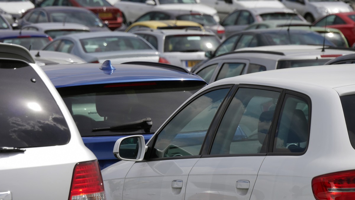 Nieodpowiedzialna matka zostawiła wczoraj po południu dwie małe córeczki w wieku 1 roku i 4 lat w nagrzanym samochodzie na parkingu i poszła robić zakupy. – Zaalarmowani płaczem dziecka ludzie zadzwonili na nr alarmowy 112, strażacy wezwani na miejsce wybili szybę w pojeździe. Zielonogórska Policja prowadzi postępowanie dotyczące narażenia dzieci na niebezpieczeństwo utraty życia lub zdrowia – informuje Małgorzata Barska, rzeczniczka zielonogórskiej policji.