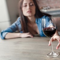 Pfizer: ezért ne igyon oltás előtt és után alkoholt!