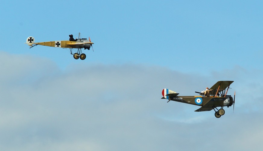 Czesi Petr Svoboda i Pavel Vrkoc tworzący duet Pterodaktyl Flights na replikach samolotów Sopwith Strutter i Fokker E III z czasów I wojny światowej, podczas pokazów lotniczych Mazury Airshow 2015. <br><br> fot. (tw/cat) PAP/Tomasz Waszczuk