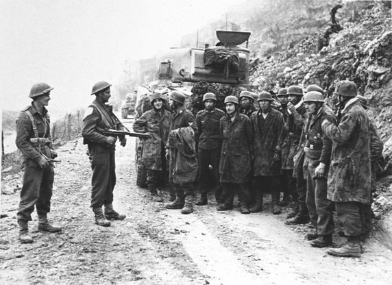 Marzec 1944. Grupa niemieckich jeńców pod czujnym okiem żołnierzy z Nowej Zelandii (fot. Bundesarchiv, Bild 146-1975-014-31 / CC-BY-SA 3.0).