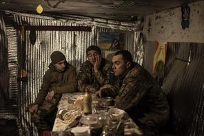 Ukraińscy żołnierze w okolicach Switłodarśka na Ukrainie, 13 lutego 2022 r.