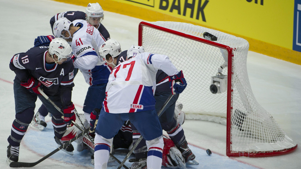Reprezentacja USA rozgromiła Francję 7:2 (1:1, 3:1, 3:0) w meczu inaugurującym LXXVI Mistrzostwa Świata Elity w Hokeju na Lodzie 2012. Zmagania hokeistów odbywają się na lodowiskach w Finlandii i Szwecji.