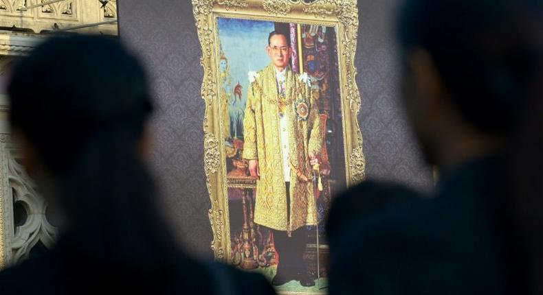 Thai government officials pay respects and pledge an oath of allegiance to late Thai king Bhumibol Adulyadej in Bangkok on November 22, 2016