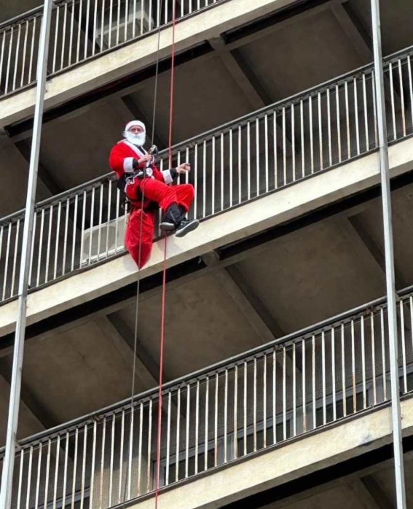 Pripadnici SAJ prerušeni u Deda mraza se spuštaju niz Institut za majku i dete 