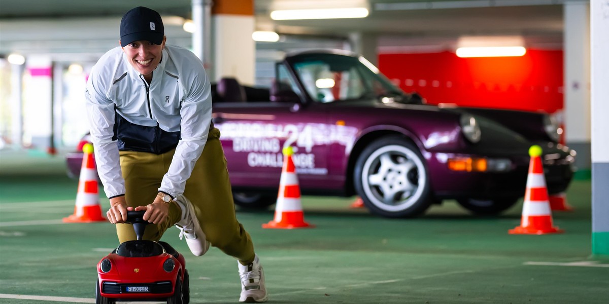 Jak widać, Iga Świątek uwielbia samochody Porsche. W każdym rozmiarze.