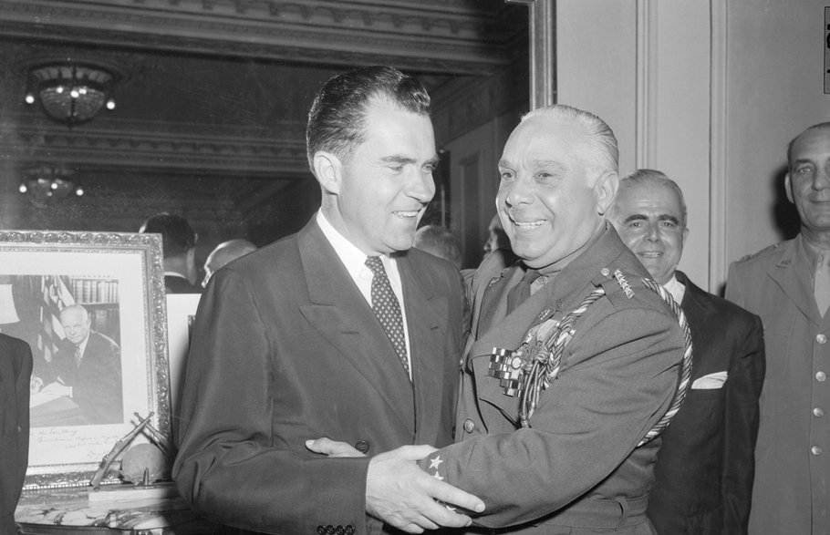 Ówczesny wiceprezydent Richard Nixon witany przez dyktatora Dominikany gen. Rafaela Trujillo w Ciudad Trujillo, marzec 1955 r. 