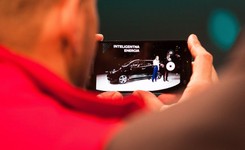 Pierwszy raz w historii sprawdzili, czy samochód potrąci rowerzystę. Jak zachował się nowy Nissan Leaf?  [WIDEO]