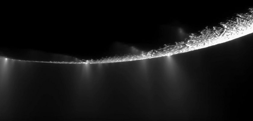 W oceanie pod lodową skorupą księżyca Saturna są warunki do podtrzymania życia