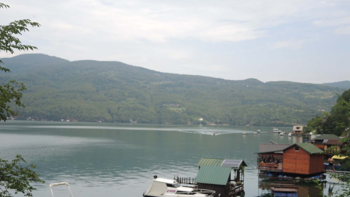 Čišćenje jezera Perućac, "srpskih Maldiva", odloženo