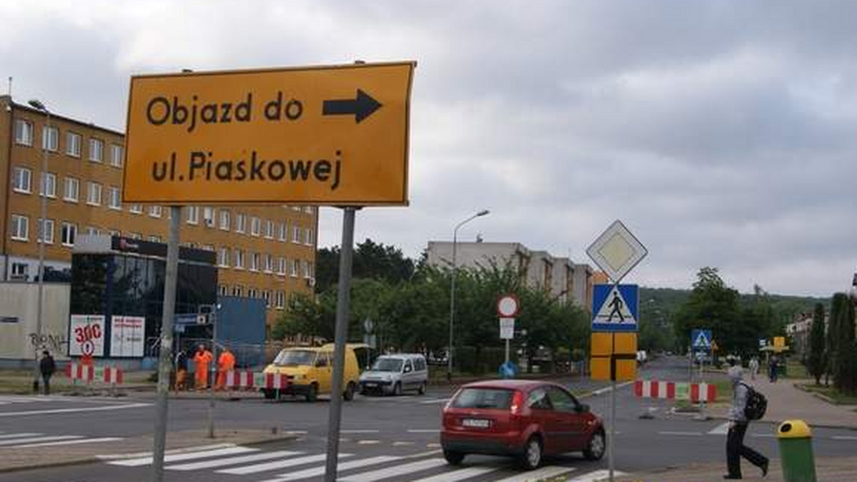 Rozpoczął się remont ulicy Grzybowej - na odcinku od ul. Bankowej do ul. Piaskowej . W związku z tym - na czas przebudowy obowiązują objazdy.