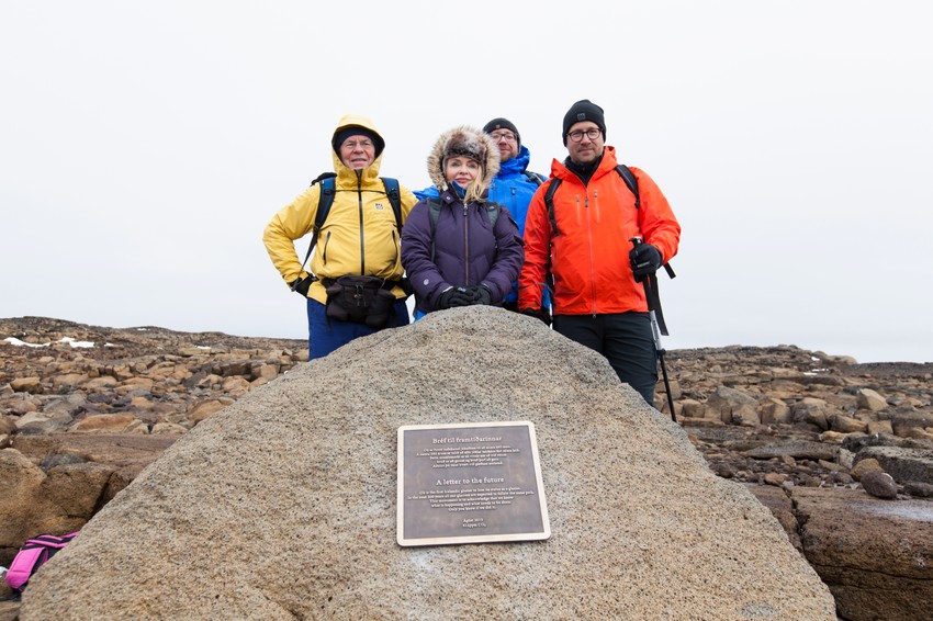 Istraživači pored spomen ploče posvećene gubitku glečera Okjokul u avgustu 2019.