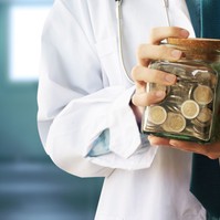 Vesztegetés: vezető beosztású orvos ellen emeltek vádat