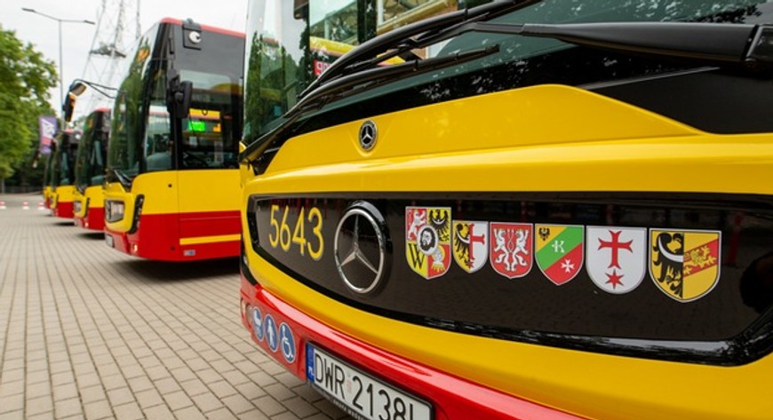 W nowych autobusach znajdą się m.in. gniazda USB i defibrylator. Będzie można podładować komórkę czy laptop.
