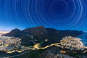 Grand Prix i I miejsce w kategorii "Pod światło" - Eric Nathan, "Star Trails Above Table Mountain" (pol. Drogi gwiazd nad Górą Stołową)