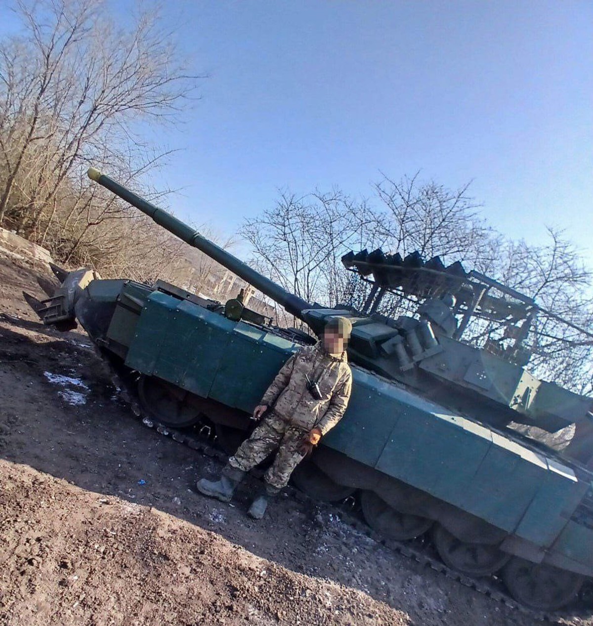 T72B3 z Arena-M (widoczny z tyłu wieży) na froncie