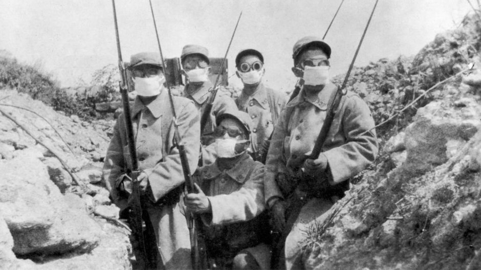 Żołnierze pod Ypres w prowizorycznych maskach