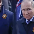 Władimir Putin pokazuje się z tą wstążką. Co oznacza? Niektóre kraje jej zakazały