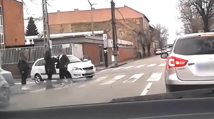 A sofőr megfenyegette a szabályosan közlekedő gyalogost / Fotó: YouTube