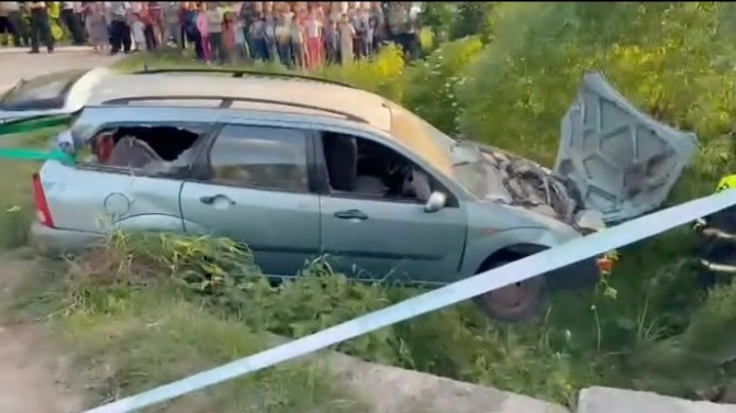 : Auto s deťmi skončilo v priekope, pre jedného zraneného letel vrtuľník.