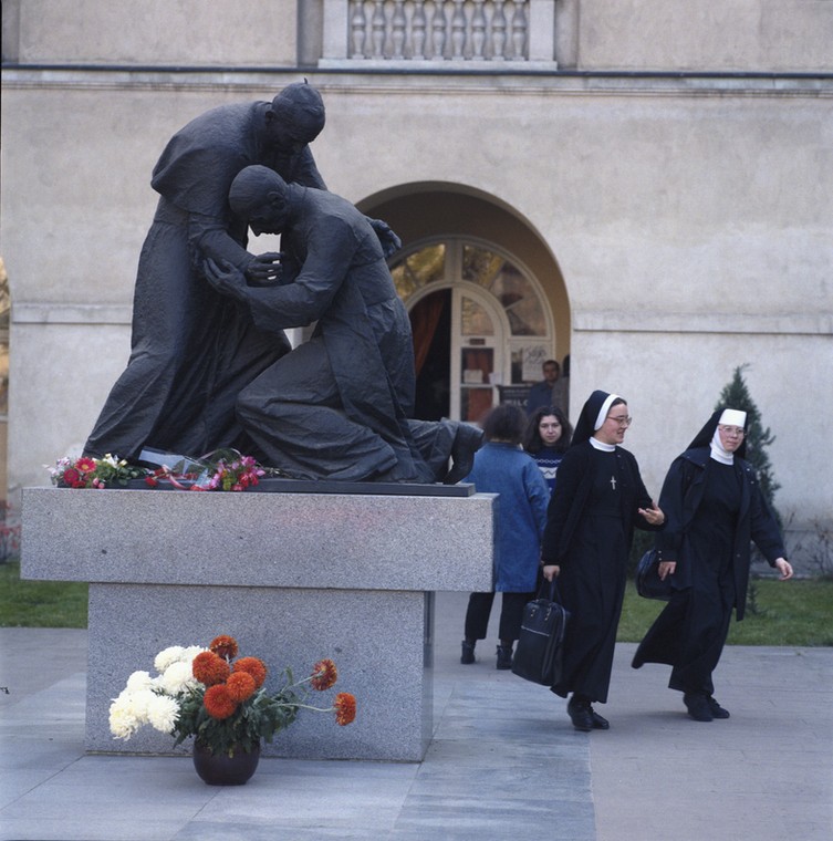 Pomnik Jana Pawła II na dziedzińcu uczelni