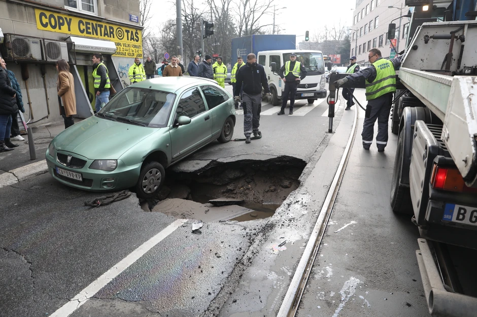 Rupa se otvorila tih uz tramvajske šine
