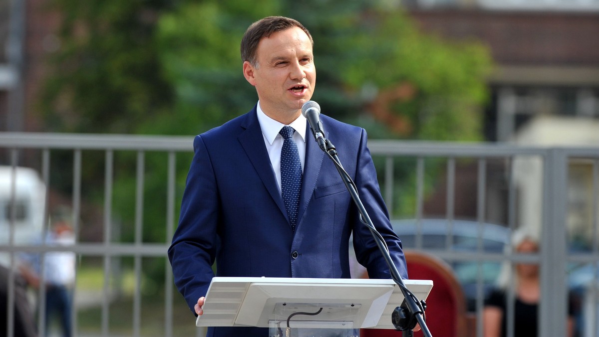 Prezydent Andrzej Duda jest liderem rankingu zaufania polityków; ufa mu 56 proc. badanych - wynika z sierpniowego sondażu CBOS. Kolejne miejsca zajmują: premier Ewa Kopacz, której ufa 46 proc. respondentów oraz Paweł Kukiz - zaufanie do niego deklaruje 42 proc. ankietowanych.