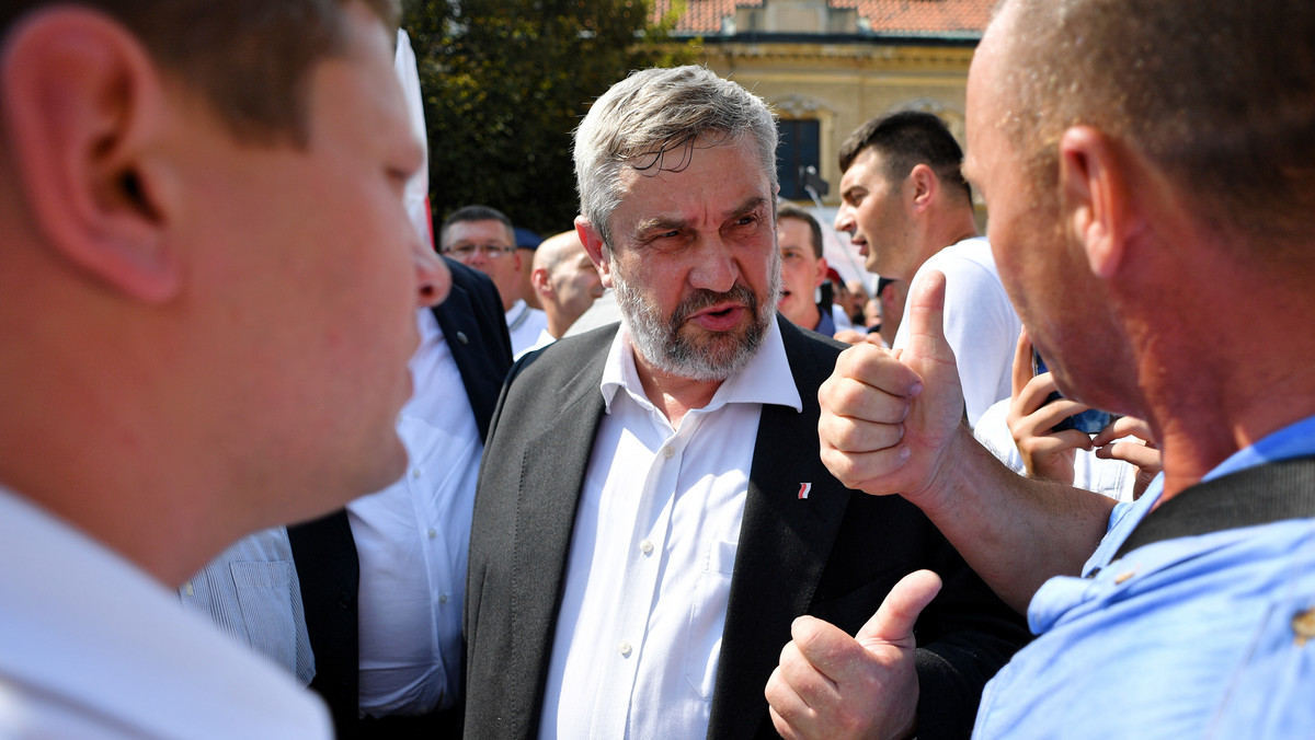 Sandomierz: Mateusz Morawiecki miał spotkanie z wyborcami. Rolnicy protestowali, pojawiła się trumna ze świnią