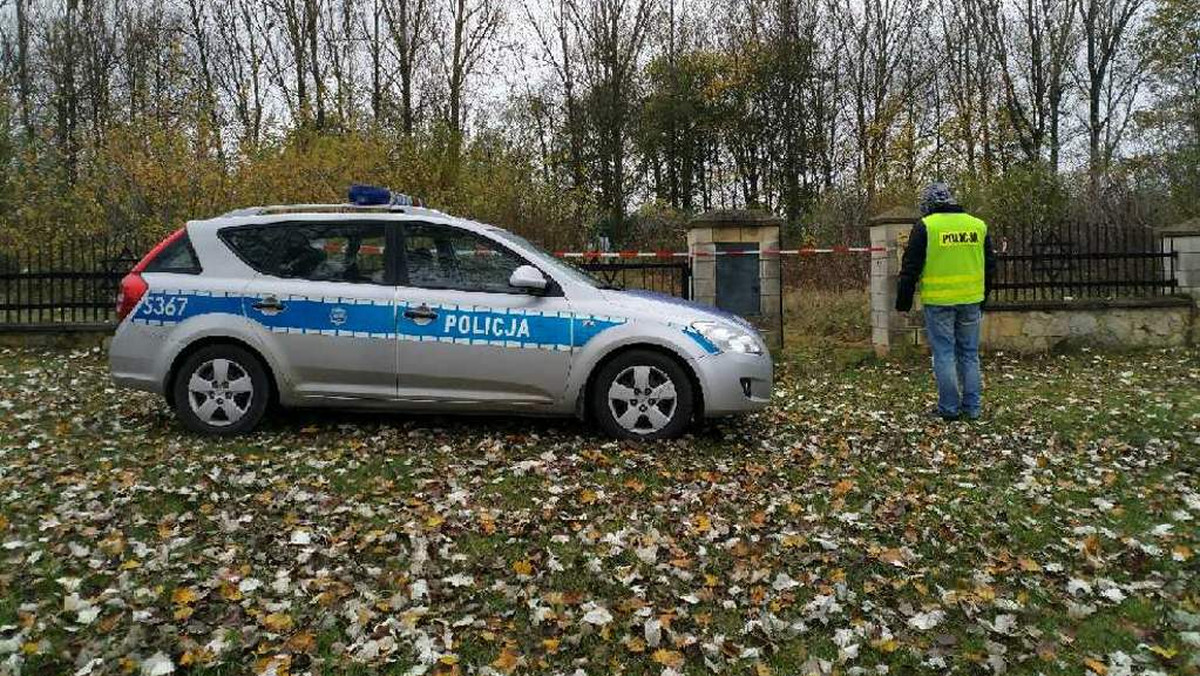 Przełom w śledztwie dotyczącym noworodka, którego zwłoki tydzień temu znaleziono na cmentarzu żydowskim w Ożarowie w powiecie opatowskim. W związku z tą sprawą śledczy zatrzymali dwie kobiety, w tym matkę chłopca. 33-letnia Ewa T. usłyszała już m.in. zarzut zabójstwa i została tymczasowo aresztowana na trzy miesiące.