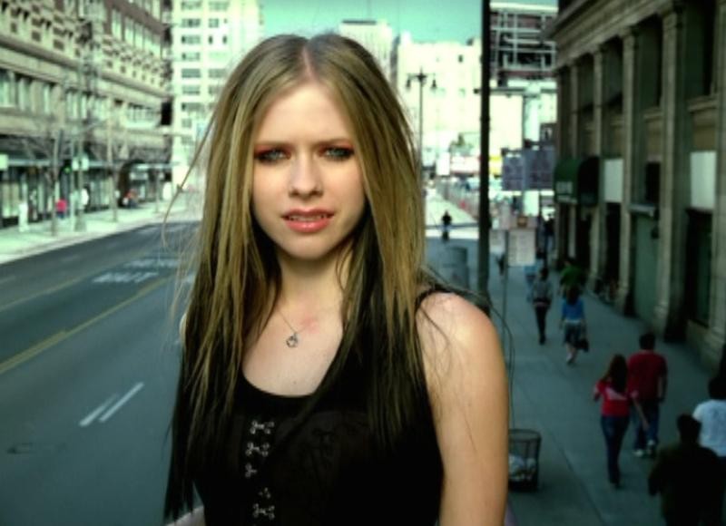 Avril Lavigne - w teledysku "Don't Tell Me"