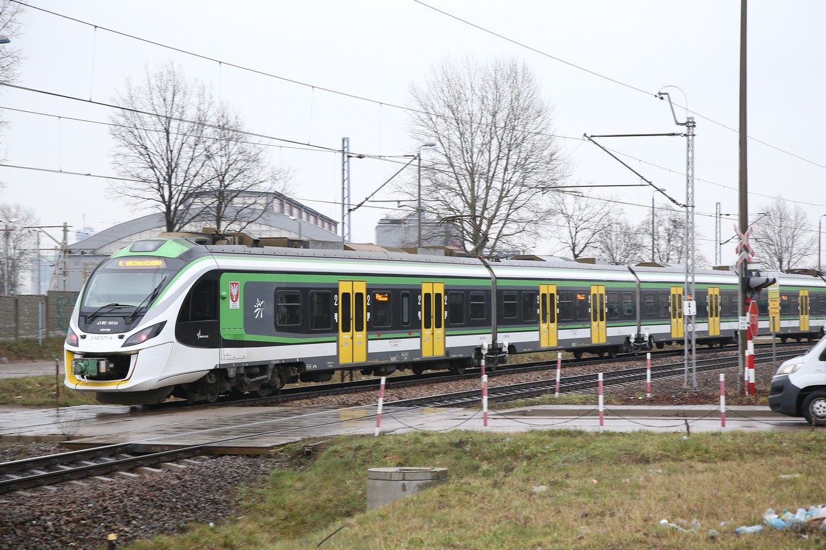 Mazovian Railways train shot at with air gun near Żyrardów: 8 windows broken