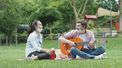 Śpiewanie mocno rozprzestrzenia koronowirusa? Są badania...