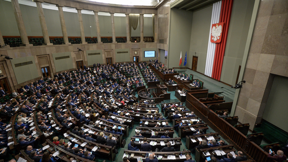 Sejm uchwalił budżet na 2018 r. z deficytem nieprzekraczającym 41,5 mld zł. Z rozpatrzonych około 400 poprawek przegłosowano kilkadziesiąt przygotowanych przez PiS i jedną ponadpartyjną - podpisaną przez przedstawicieli wszystkich klubów.