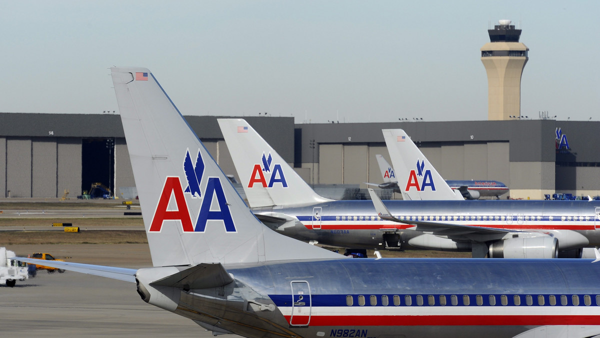 O sądową ochronę przed wierzycielami na podstawie rozdziału 11 ustawy o bankructwach zwróciła się do sądu firma AMR Corporation, właściciel linii lotniczych American Airlines. Liczą one na pozbycie się części długów i obniżenie kosztów siły roboczej.