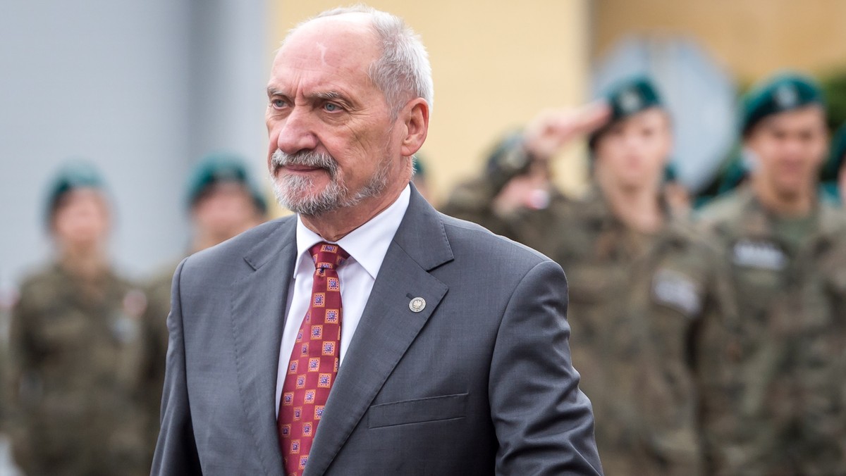 - Musimy skoncentrować wysiłek zbrojeniowy na artylerii, zarówno lufowej, jak i rakietowej - powiedział minister obrony narodowej Antoni Macierewicz. - Chodzi o stworzenie własnego systemu antydostępowego, a więc takiej zapory ogniowej, która nie pozwoli Rosjanom przekroczyć pewnej strefy w głąb terytorium Polski - dodał. O ostatnich manewrach Zapad-2017 mówił, że pokazano Polsce "powrót agresywnego sojuszu kontynentalnego".