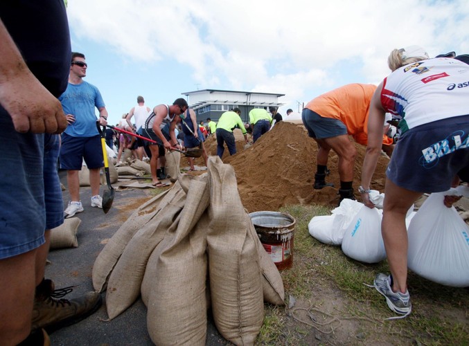 Pospolite ruszenie w Townsville - mieszkańcy ładują piasek do worków